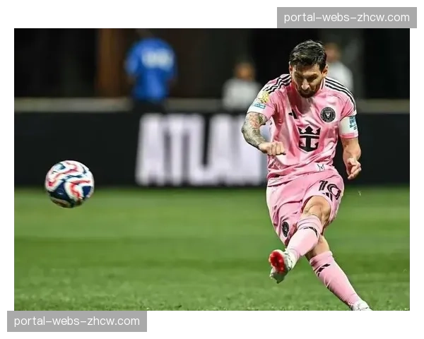 特写：世界杯预选赛南美区，阿根廷队长梅西任意球破门后手指天空告慰马拉多纳