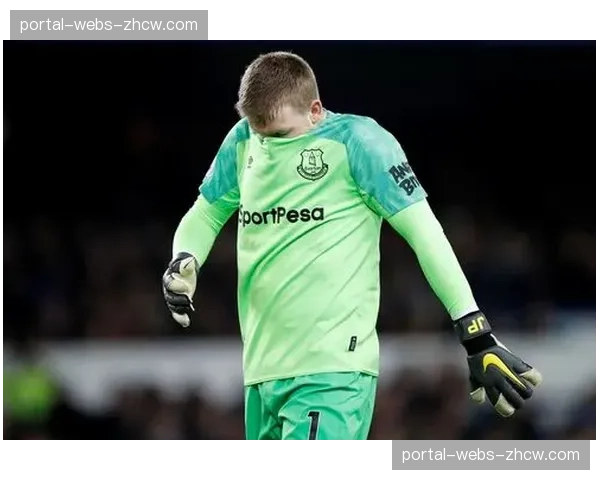 特写：埃弗顿门将皮克福德，如何用呼喊与手势组织整条防线的压迫